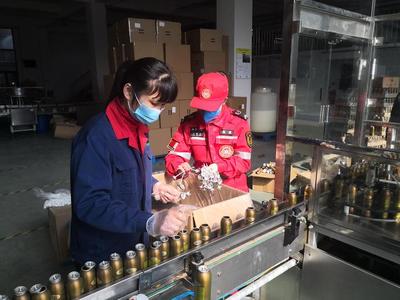 东阳市医药卫生用品有限公司将4000瓶消毒液捐给最需要的人